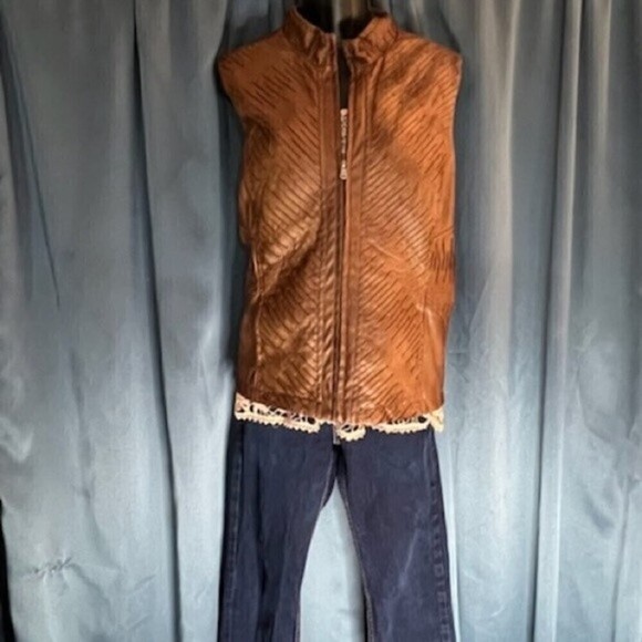 Patchington Zip up Faux Suede Vest w /Pleated Fold Detail - Picture 5 of 12